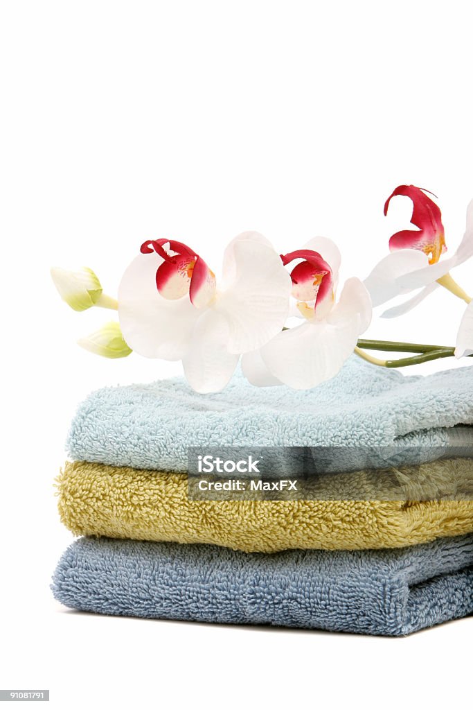 Spa toallas y flor blanca Orquídea - Foto de stock de Algodón - Textil libre de derechos