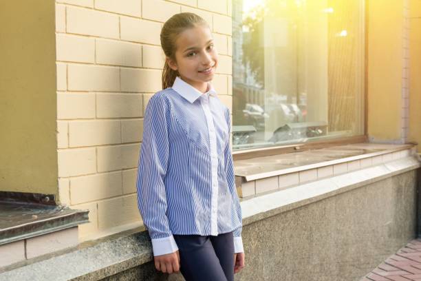 portrait d’une jeune fille de 10-11 ans. - 10 11 years cheerful happiness fun photos et images de collection