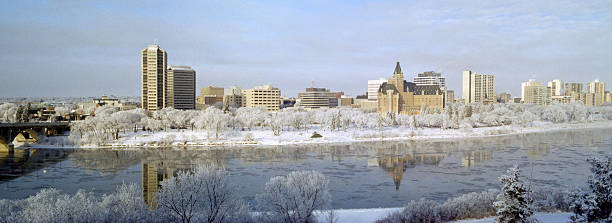 saskatoon panorama miasta w zimie z frost - south saskatchewan river zdjęcia i obrazy z banku zdjęć