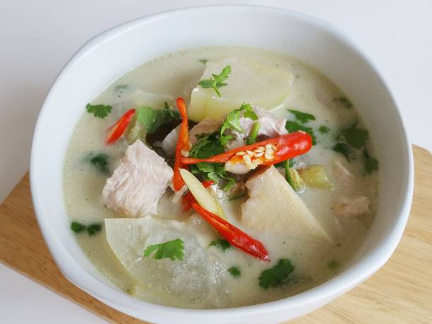 tom kha kai, zuppa di cocco tailandese autentico stile tailandese - white gourd foto e immagini stock