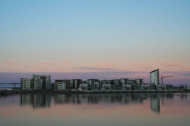 tramonto sulla città di mare - kalmar foto e immagini stock