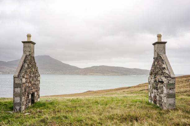 verlassene abgelegenen schottischen croft - gable end stock-fotos und bilder