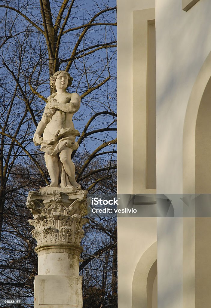Escultura em um clássico da velha Mansão italiana Parque - Royalty-free Coluna arquitetónica Foto de stock