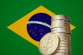 bitcoin stack mit brasilien flagge im hintergrund