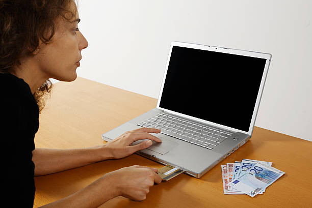 computer dinero a internet de alta velocidad - euro symbol currency internet computer keyboard fotografías e imágenes de stock