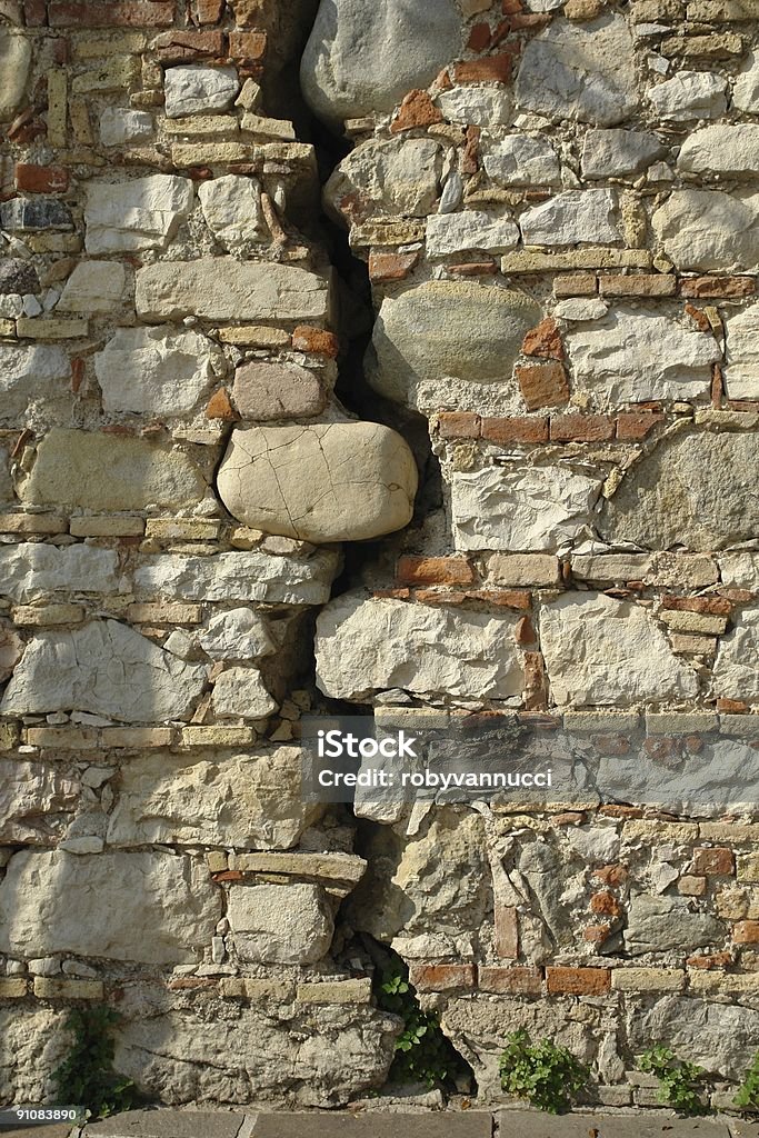 Riss in old stony wall als ein Bring- Diagramm - Lizenzfrei Mauer Stock-Foto