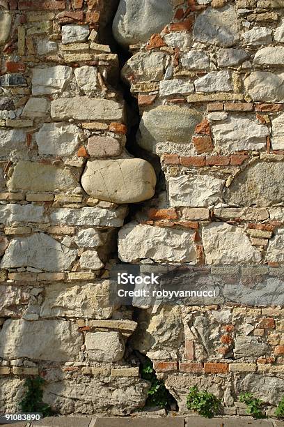 Foto de Crack Na Velha Parede De Pedras Como Um Diagrama De Devolução e mais fotos de stock de Muro