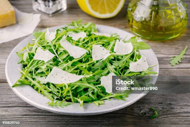 Grünrucolasalat Mit Parmesan Zitrone Olivenöl Und Gewürzen Stockfoto und mehr Bilder von Rucola