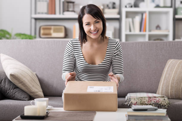 istock Woman receiving a parcel 910840038