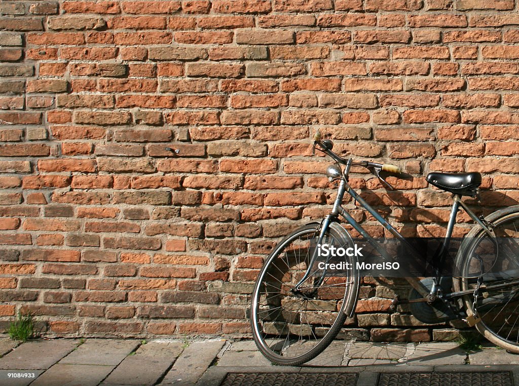 Vecchia bicicletta Appoggiarsi sulla parete - Foto stock royalty-free di Abbandonato