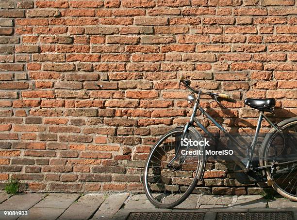 Vecchia Bicicletta Appoggiarsi Sulla Parete - Fotografie stock e altre immagini di Abbandonato - Abbandonato, Antico - Vecchio stile, Appoggiarsi