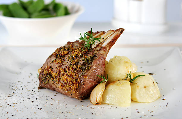 rack of lammkoteletts - rack of lamb stock-fotos und bilder