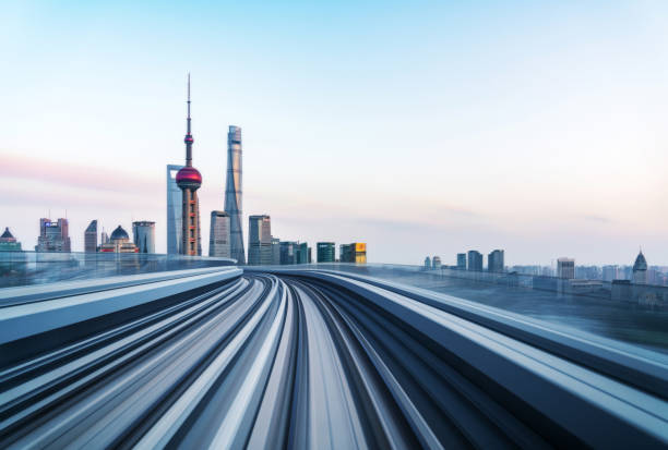 モーションブラーの電車移動に街 - shanghai tower ストックフォトと画像