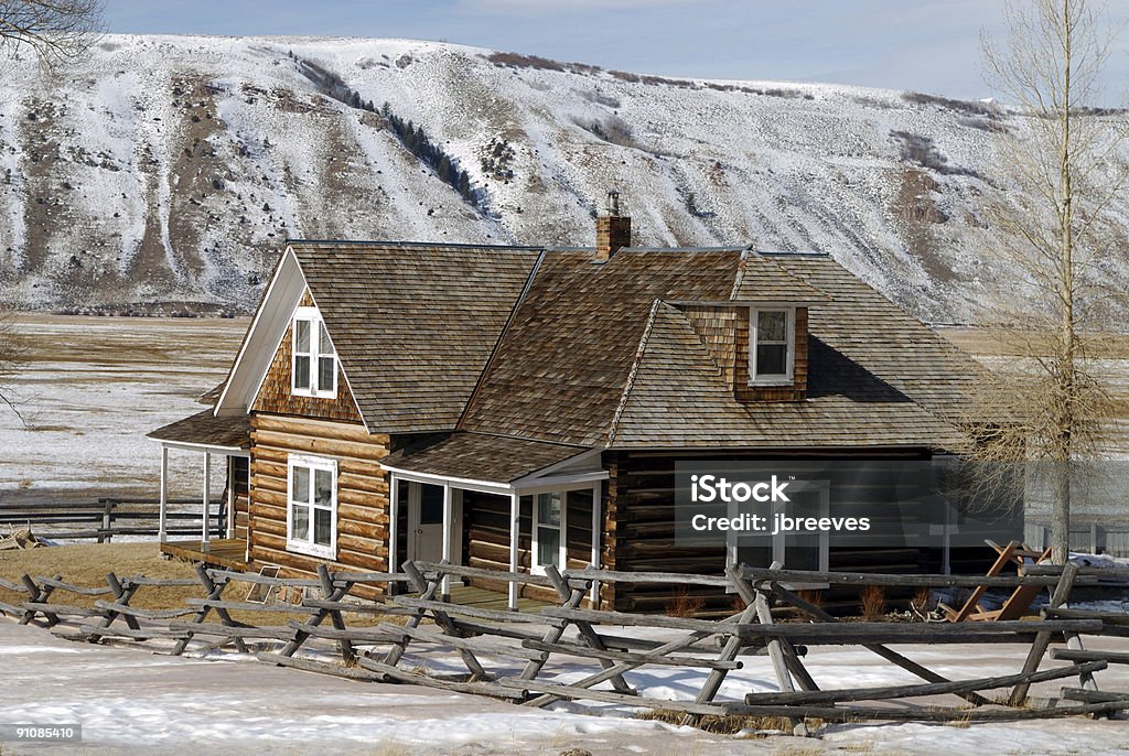 Log casa en la pradera - Foto de stock de Wyoming libre de derechos