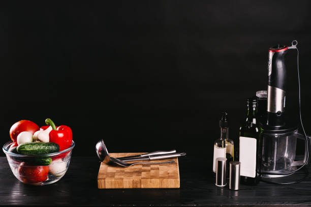ingredienti per cucinare gazpacho e utensili da cucina - blender concepts red black foto e immagini stock