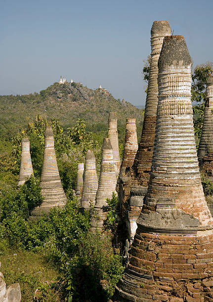 birmanie (myanmar): style khmer stupas au monastère près du lac inle - antiquary photos et images de collection