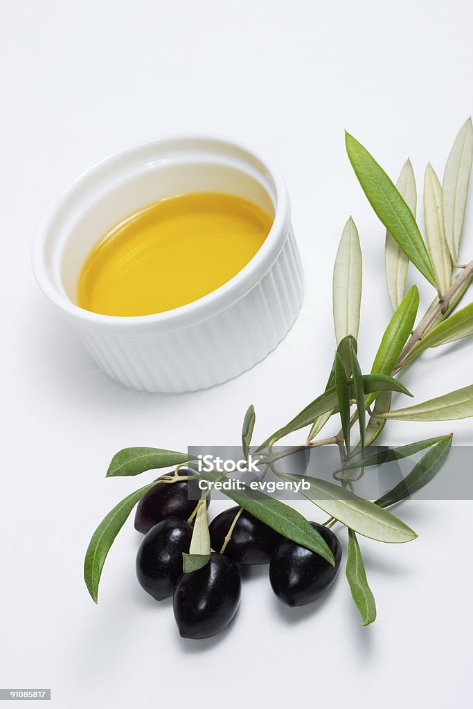 olive e olio d'oliva puro Ramoscello - Foto stock royalty-free di Alimentazione sana