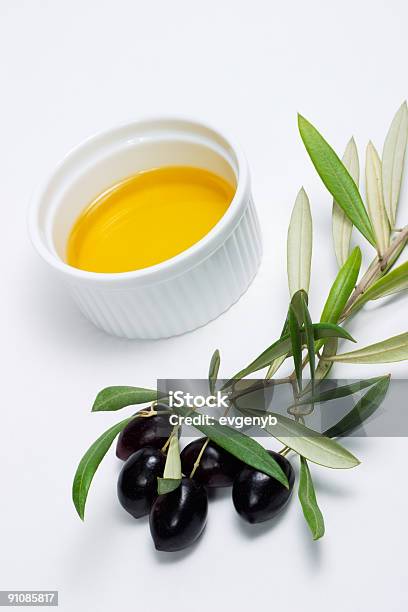 Olive E Olio Doliva Puro Ramoscello - Fotografie stock e altre immagini di Alimentazione sana - Alimentazione sana, Antipasto misto, Cibo