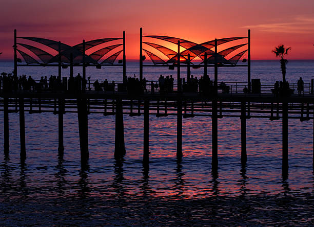 pôr do sol em redondo pier da praia - redondo beach imagens e fotografias de stock