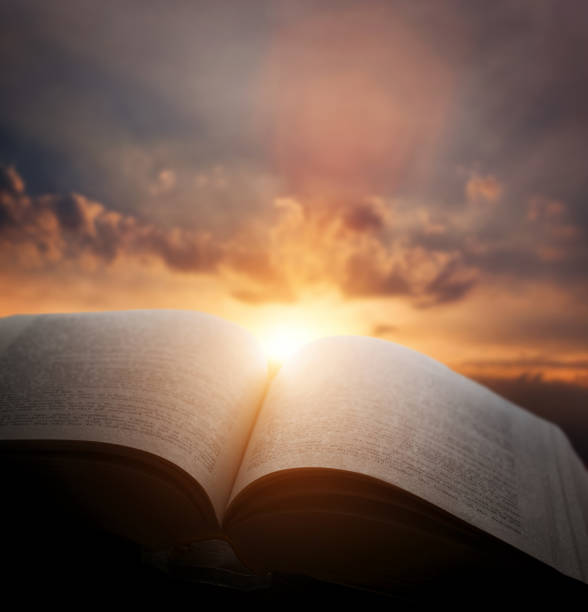 libro antiguo abierto, luz del cielo al atardecer, cielo. educación, el concepto de religión - biblia fotografías e imágenes de stock