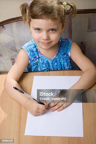Small Girl Aprende Para Escritura Foto de stock y más banco de imágenes de Actividades recreativas - Actividades recreativas, Alegre, Alegría