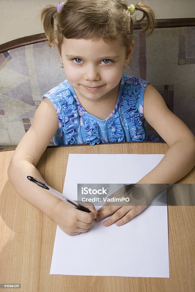 Piccola ragazza Impara a scrivere - Foto stock royalty-free di Accudire