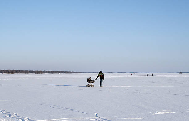 Kinderwagen spazieren auf Eis – Foto