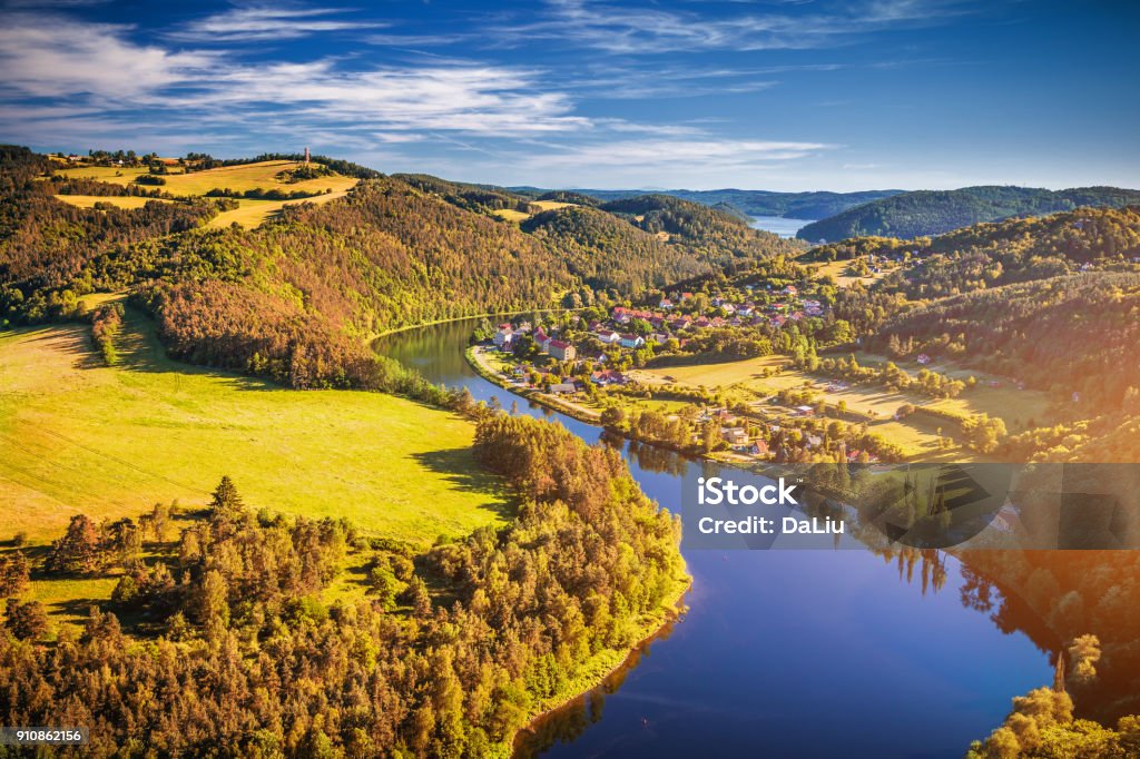 Cañón del río con agua oscura y bosque colorido del otoño. Curva de herradura, Moldava, República Checa. Hermoso paisaje con el río. Solenice mirador. - Foto de stock de República Checa libre de derechos