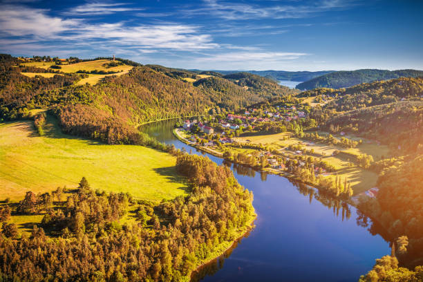 cânion do rio com a água escura e floresta colorida outono. curva da ferradura, rio vltava, república checa. bela paisagem com rio. mirante de solenice. - república tcheca - fotografias e filmes do acervo