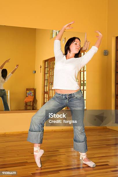 Bailarín De Ballet Moderno En Estudio Foto de stock y más banco de imágenes de Apuntar - Apuntar, Bailar, Bailarín