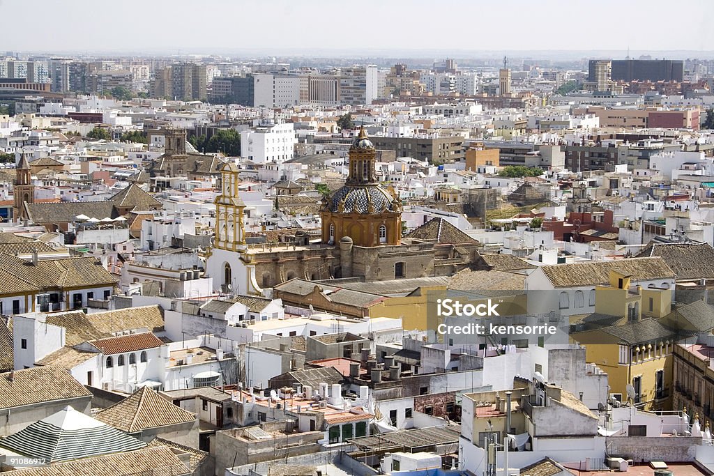 Cidade de Sevilha, com a Igreja de Santa Cruz - Foto de stock de Andaluzia royalty-free