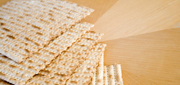 fond de matzo - seder passover seder plate matzo photos et images de collection