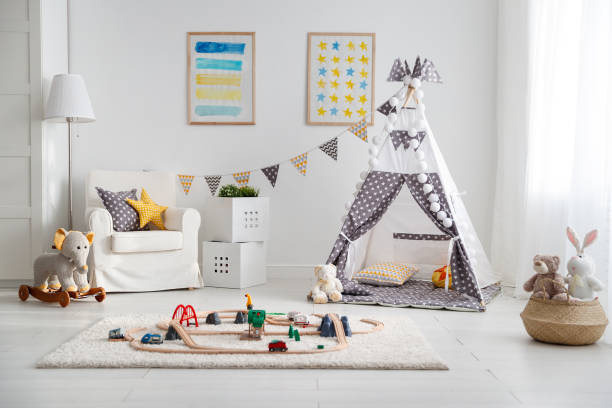 sala giochi vuota per bambini con tenda e ferrovia giocattolo - bedroom nursery domestic room playroom foto e immagini stock