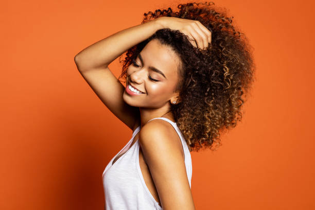 hermosa modelo mujer afroamericana - mano en el cabello fotografías e imágenes de stock