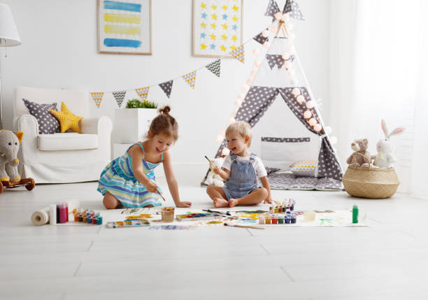 felice bambini divertenti dipingere con vernice - bedroom nursery domestic room playroom foto e immagini stock