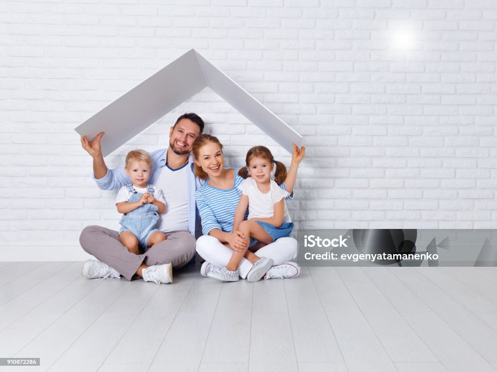 Konzept eine junge Familie wohnen. Vater Mutter und Kinder im neuen Zuhause - Lizenzfrei Familie Stock-Foto