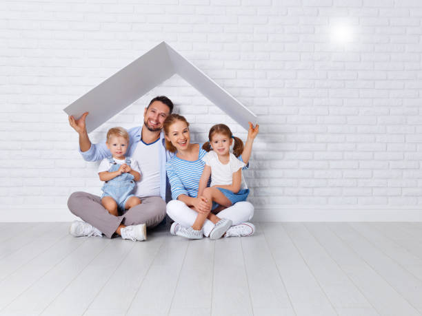 若い家族の住宅の概念。母父と子供たちの新しい家 - 7679 ストックフォトと画像
