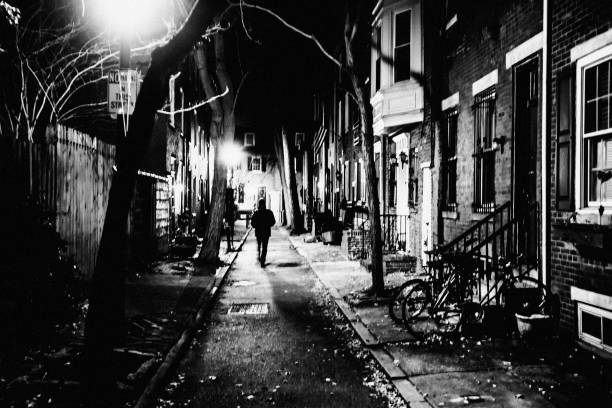 istock Walking on dark alley - Philadelphia 910872578
