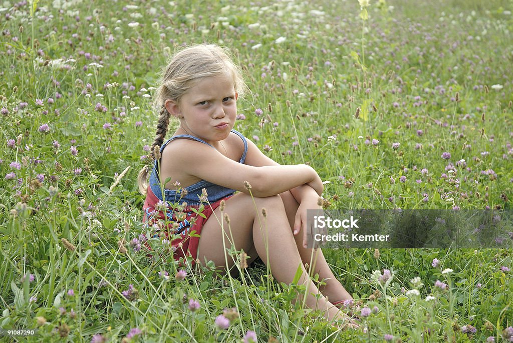 Menina triste em um florescendo meadow - Foto de stock de Amuado royalty-free