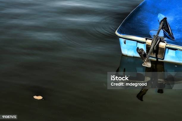 Blue Połów Łódka - zdjęcia stockowe i więcej obrazów Bez ludzi - Bez ludzi, Brezent, Ciemny