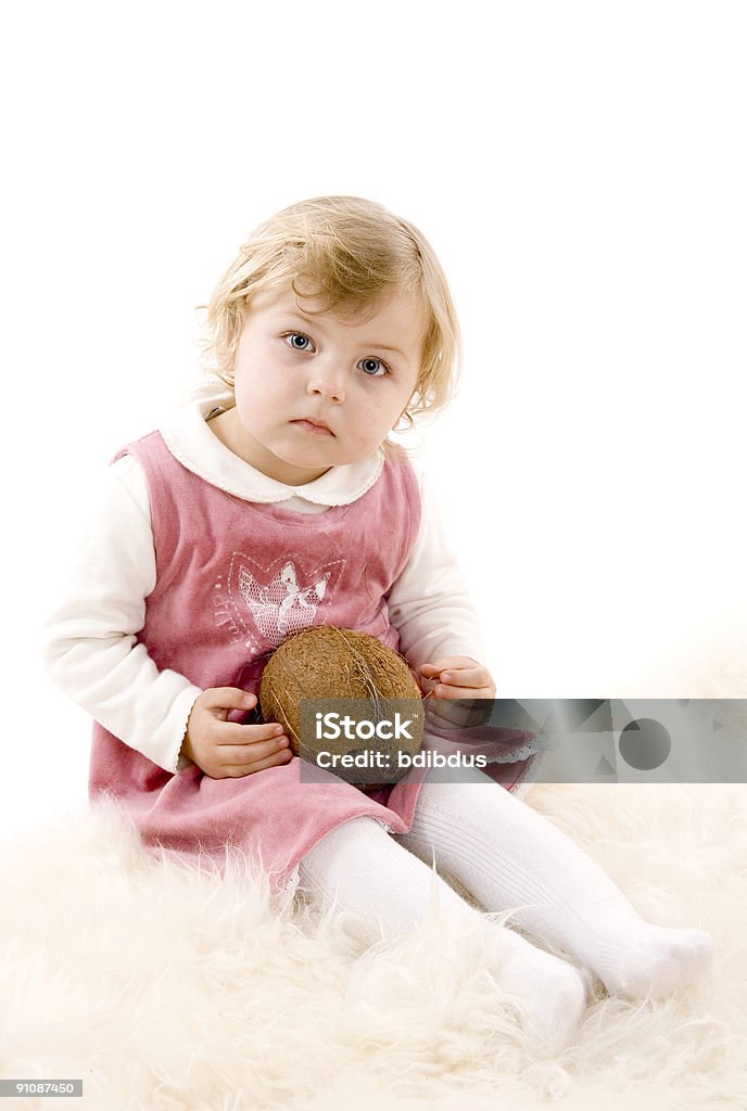 Pequeña niña con coco - Foto de stock de 2-3 años libre de derechos