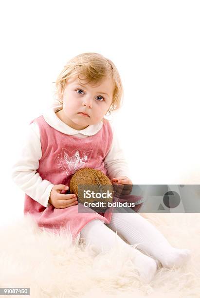 Pequeña Niña Con Coco Foto de stock y más banco de imágenes de 2-3 años - 2-3 años, Alegre, Amor - Sentimiento