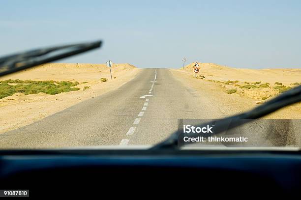 Вождение Автомобиля По Пустыне — стоковые фотографии и другие картинки Rally Car Racing - Rally Car Racing, Автомобиль, Антисанитарный