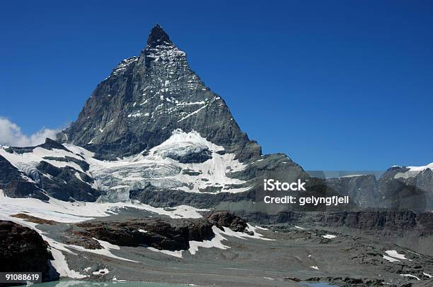 Foto de Matterhorn e mais fotos de stock de Alpes europeus - Alpes europeus, Cultura Italiana, Cultura Portuguesa