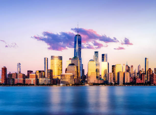 ダウンタウン マンハッタン サンセット雲ウルトラ バイオレット パントン 2018 - dramatic sky manhattan moody sky new york city ストックフォトと画像
