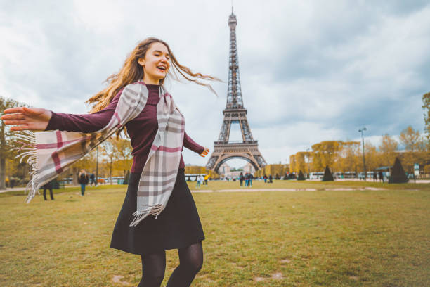 istock Happy girl enjoying Paris 910895524