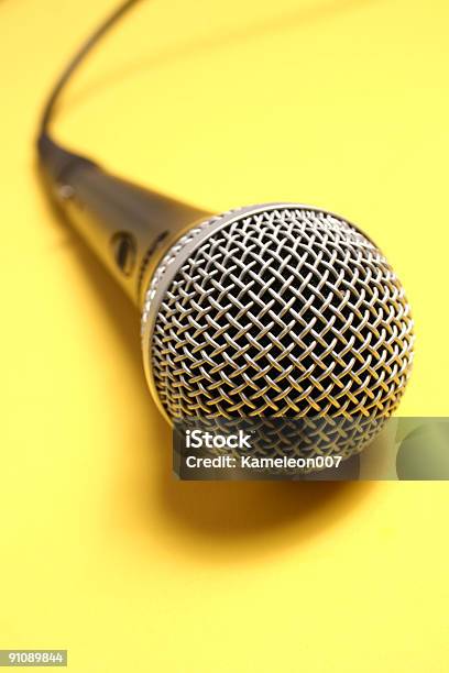 Microfono Su Giallo - Fotografie stock e altre immagini di Cantante - Cantante, Chiesa, Close-up