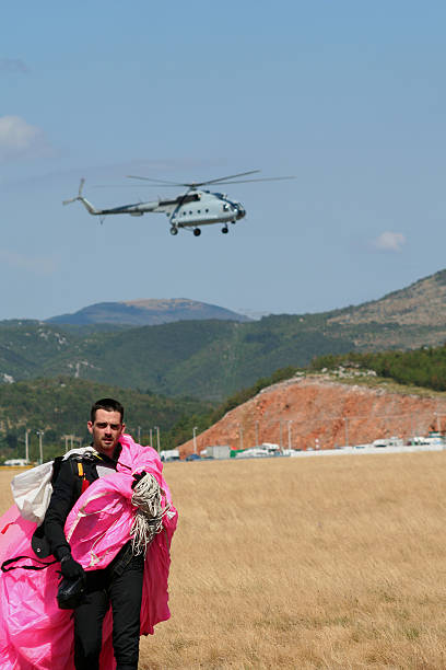 parachuter et en hélicoptère - plane ticket photos et images de collection