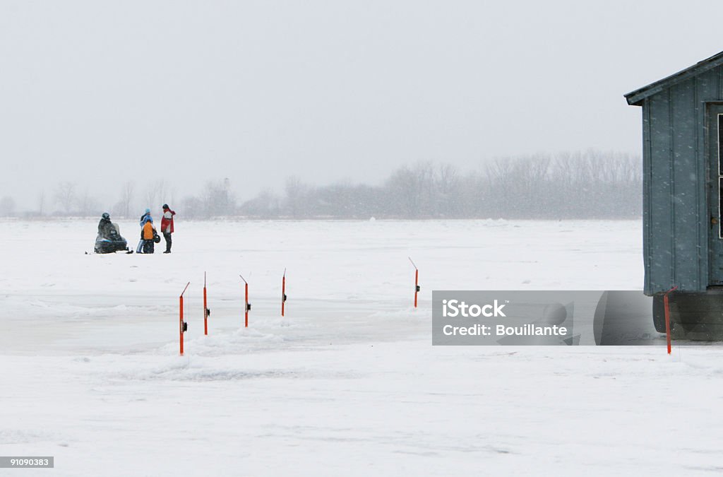 Pesca no gelo panorâmica - Foto de stock de Atividade Recreativa royalty-free