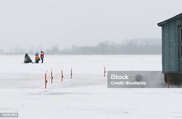 Pesca No Gelo Scenic - Fotografias de stock e mais imagens de A nevar - A nevar, Ao Ar Livre, Atividade Recreativa